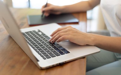 The Pros and Cons of Hiring a Logo Designer vs. Using a Logo Maker